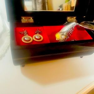 Pretty vintage earrings lightweight and dainty.